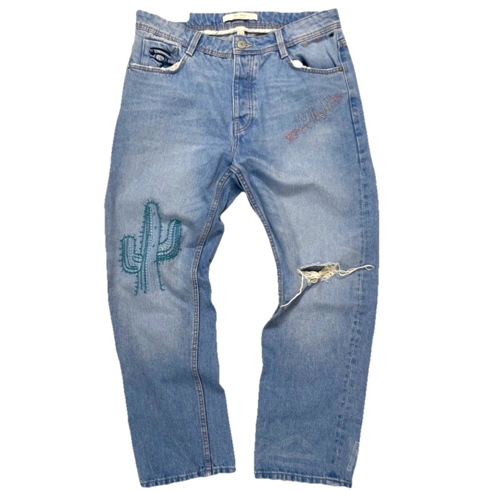Zara Trafuc MLN jeans featuring a cactus embroidery and a distressed knee Size 4